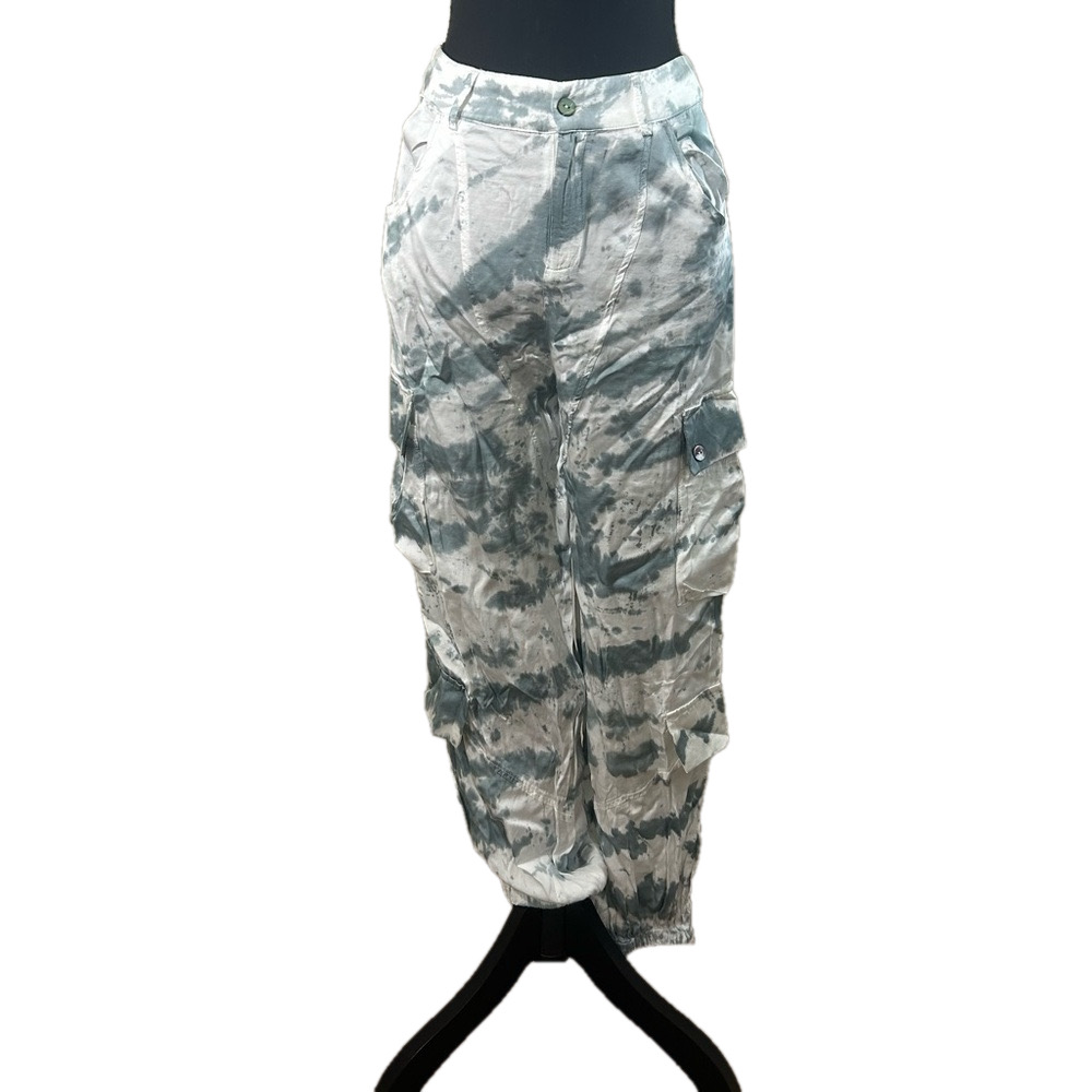 Olivaceous Women’s Grey and White Camo Cargo Pants, Size M